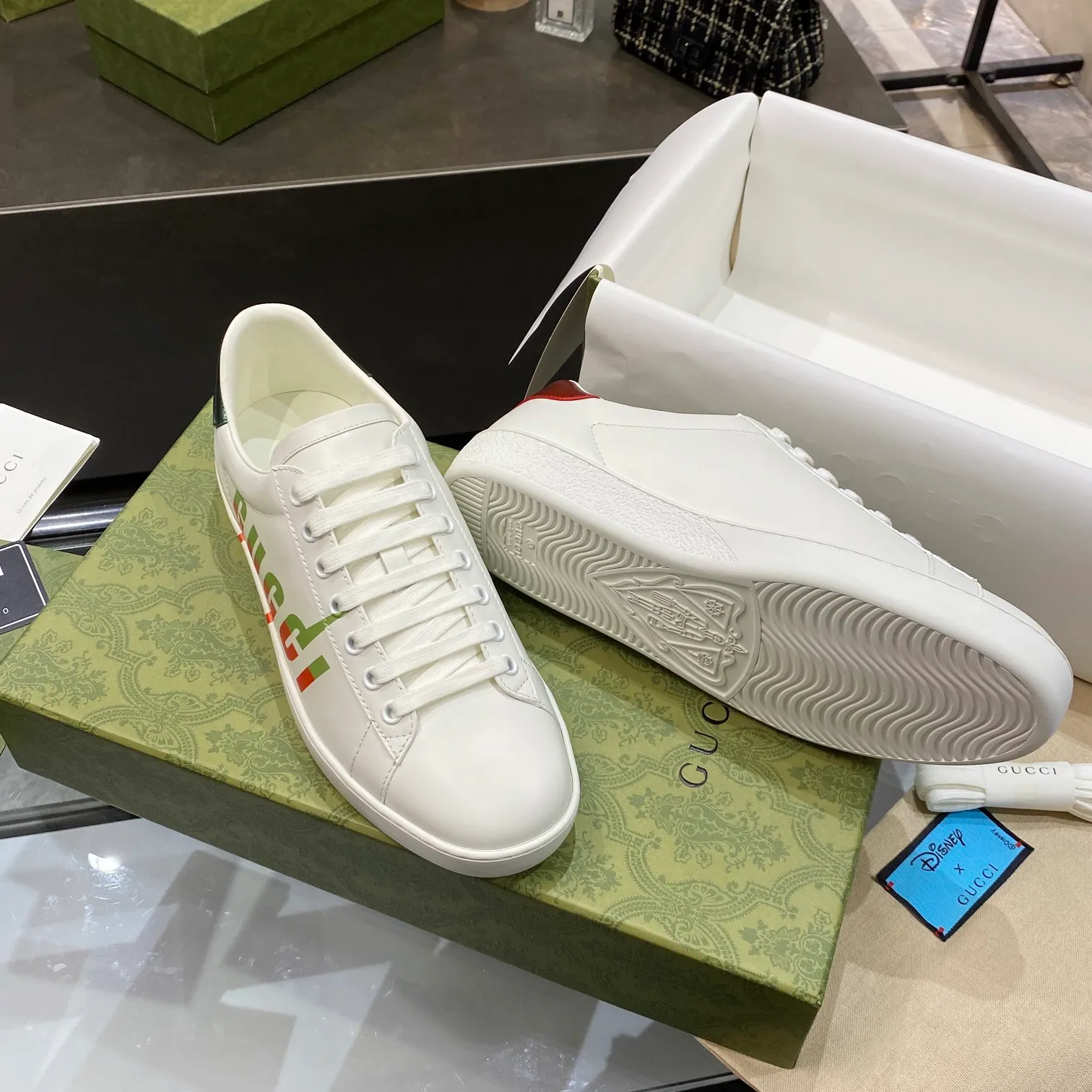👟👟Ex-factory price 440👟👟 Men's size +10 Gucci's GG white shoes, the same style as Ni Ni, have been popular in recent years; new colors are constantly updated; stars, Internet celebrities, live broadcasts, etc. will definitely plant grass and call them. Classic fashion style, 5D drawing printing; electric embroidery surface, etc... Original customized cowhide color, first layer of cowhide inside, original outsole... Shiny color drawing/electric embroidery surface embellished on the side of the shoe body, package production process‼ Size: Female 35-40# Male 39-46#